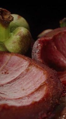 Boş Mangosteen fişeklerinin Dolly Kaydırıcısı Stüdyo Işığı Altında Sulu Et Kalıntıları ile Yansıtıcı Yüzey Üzerine Dökülen Tohumlar