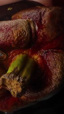 Parmak Kalkma Mangosteen Kabuğundan Parlak Doku ve Karanlık Arkaplanda Sulu Bölmeler