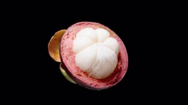 Beyaz Bölümleri ve Pembe İçini Siyah Arkaplan Karşısında Göstermek İçin Yarım Mangosteen Dönüşümlü Dönüşümlü, Tazelik ve Dokuya Vurgu, Sağlıklı Gıda Konsepti