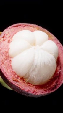Beyaz Bölümleri ve Pembe İçini Siyah Arkaplan Karşısında Göstermek İçin Yarım Mangosteen Dönüşümlü Dönüşümlü, Tazelik ve Dokuya Vurgu, Sağlıklı Gıda Konsepti