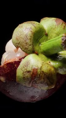 Hasarlı Mangosteen Kusursuz Dönüşümlü Stüdyo Işığı Altında Siyah Arkaplan, Organik Kusurlu Konsept Üzerinde Açık Beyaz Et ve Kırmızı Pulp