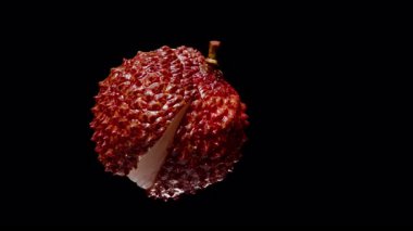 Yarı Lychee 'nin Dönüşümsüz Dönüşü Kırmızı Kabuğun İçindeki Şeffaf Beyaz Etini Gösteriyor Siyah Kabuk, Egzotik Çerez Kavramı