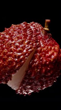 Yarı Lychee 'nin Dönüşümsüz Dönüşü Kırmızı Kabuğun İçindeki Şeffaf Beyaz Etini Gösteriyor Siyah Kabuk, Egzotik Çerez Kavramı