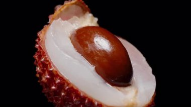Usulca Dönen Lychee 'nin Yakın Çekimi Şeffaf Beyaz Kabuklu Parlak Kahverengi Tohumları Gösteriyor, Egzotik Tatlı Meyve Detaylı, Makro Beslenme Konsepti