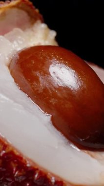 Usulca Dönen Lychee 'nin Yakın Çekimi Şeffaf Beyaz Kabuklu Parlak Kahverengi Tohumları Gösteriyor, Egzotik Tatlı Meyve Detaylı, Makro Beslenme Konsepti