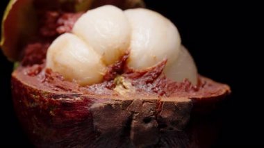 Mangosteen 'in Aşırı Yakın Çekimi Sulu Beyaz Segmentlerle Yavaşça Dönüşen Siyah Kabuklu Sağlıklı Tropikal Meyve Makro Konsepti