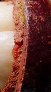 Mangosteen 'in Macro Çekimi Beyaz Dolgun Parçalara Odaklanma ve Siyah Arkaplana Karşı Derin Kırmızı İç Kabuk, Egzotik Meyve Konseptinin Detayları