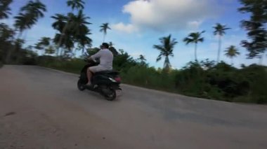 İnsansız Hava Aracı, Scooter Dönüşü Yapan Adamı Palmiye Ağaçları, Hareket Eden Hava Çekimi, Tropikal Chase Konsepti ile İzlemeye Başladı