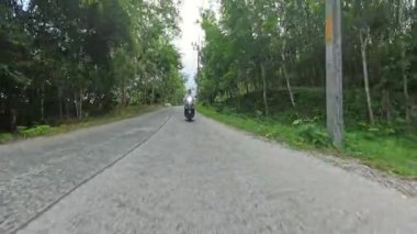 Orman Yolu 'nda Yeşillik ve Dağ Arkaplanında Scooter Binen Adam, Ön, Çevre Seyahati ve Macera Aracından Orta Yol İnsansız Hava Aracı