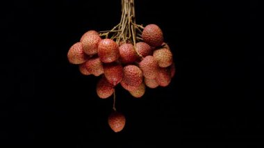 Olgun Lychees Kümesi Kara Arkaplan Karşısında Yavaşça Dönüyor Yakın Çekim ve Düşük Anahtar Vurgulama Doku ve Doğal Yüzey Vurgusu