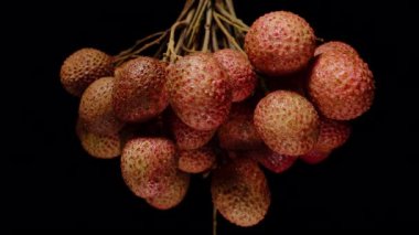 Olgun Lychees 'in Kapanışı Siyah Arkaplan Karşısında Detaylı Görünüm ve Alçak Anahtar Altındaki Doğal Renk Görünümü Dönüşü