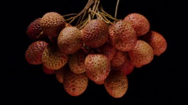 Olgun Lychees 'in Kapanışı Kara Arkaplan Karşısında Yumuşak Anahtar Altındaki Yumuşak Hareket ile Kusursuz Dönüşümlü Işıklandırma Dokusunu ve Nemli Yüzeyi