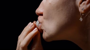 Boş Liçi Kabuğu Tutan Kadın ve Açık Tohum Yumuşak Işık Altında Meyve Yedikten sonra Siyah Arkaplanda Yakın Bakış Açısı