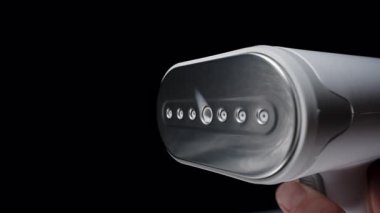 Elle tutulur Giysi Buharlı Buharlı Kapalı Stüdyoda Nozellerden Güzel Jet Stüdyo Aydınlatma Dramatik Yan Aydınlatma Göstergesi Nem Spreyi