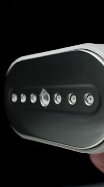 Dikey video. Yavaş Çekim Buharı, Karanlık Stüdyo Ayarlarında Yüksek Ayrıntılı ve Yumuşak Difüzyonlu Buharlı Buharlı Nozlardan Yumuşak Esinti