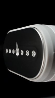 Dikey video. Elde tutulan Buharlı Buhar Buharlı Buhar Jeti Siyah Arkaplan ve Metalik Yüzey Yansıması Üzerine Yavaş Çekimde Su Damlacıkları