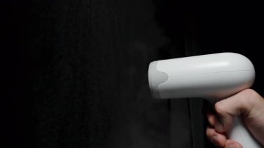 Siyah Kumaşta Yavaş Çekimde Yavaş Çekimde El Görünümü ve Karanlık Stüdyo Ortamında Görünür Buhar Akımı ve Su Tankı