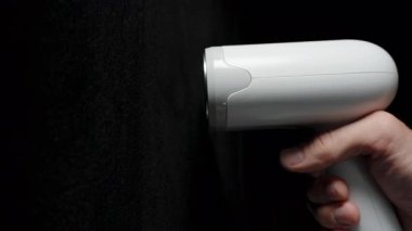 Yan Görünüşte El Tutma Buharı Yoğun Sis ve Karanlık Arkaplana Karşı Yumuşak Hareketli Siyah Kumaşa Doğru Yavaş Çekimde Söndürüyor