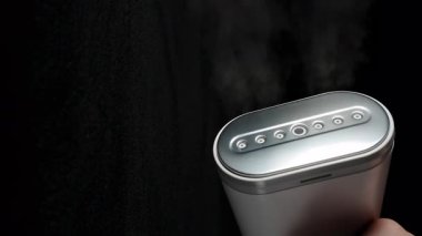 Buharlı Gemi Başlığı, Ağır Çekimde Yukarı Doğru Yumuşak Difüzyon ve Gümüş Nozla Siyah Arkaplan Karşısında Görünür