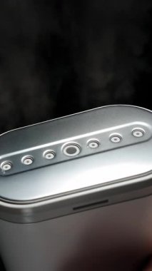 Dikey video. Buharlı Gemi Başlığı, Ağır Çekimde Yukarı Doğru Yumuşak Difüzyon ve Gümüş Nozla Siyah Arkaplan Karşısında Görünür