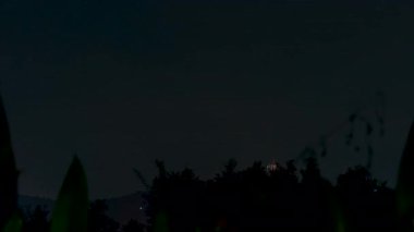 Çok Yıldırımlı Çarpışmalar Yüksek Gök Gürültüleri 'ni Işıklandırıyor Gece Tropikal bir adada Süreksiz Zaman Hızı Dizisinde