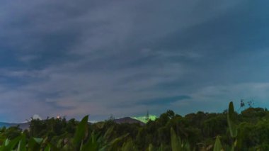 Siluetli Tepeler ve Peri Bulutları Gece 'den Sabah' a Kusursuz Bir Dönüşüm 'le Tropikal Bir Ormanın Üzerinden Şafak Sönerken Yıldızlar Yavaşça Söner