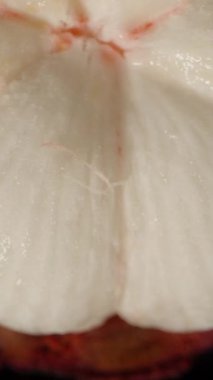 Dikey video. Kamera Yavaş Çekimde Düşen Efekt Oluştururken Mangosteen Beyaz Et Bölümlerinin Genel Görünümü