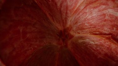 Kameranın Uzaklaşması Yavaş Hareket Etkisi Oluştururken Koyu Kırmızı İç Yüzeyi ile Boş Mangosteen Kabuğunun Genel Görünümü