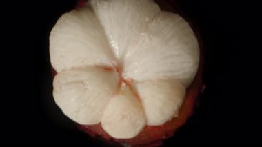 Beyaz Mangosteen 'in Yakın Çekimi Siyah Arkaplana Karşı Yavaş Hareket Ederken Zarifçe Havada Dönüyor