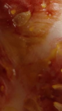 Dikey video. Kamera Yavaş Çekimde Düşen Efekt Oluştururken Tutku Meyvesi İçi Kremalı Membrane ve Tohumlarla Genel Görünüm