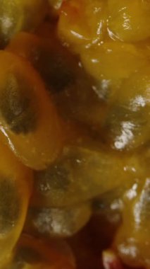 Dikey video. Kamera Uzaklara Çekilirken Yavaş Çekimde Düşen Efekt Oluştururken Sarı Tutku Meyve Özeti Genel Görünümü
