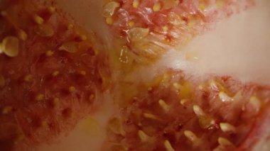 Boş Tutku Meyvesi Görünümü Dönen Makro Görünümü Sarı Tohumları Gösteren ve Yumuşak Odaklı ve Soyut Detay Konsepti ile Kırmızı Pulp Dokusu