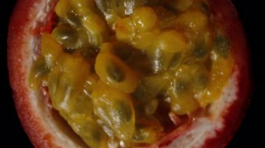 Yavaş Çekimde Düşerken Yavaş Çekimde Düşen İllüzyon Oluşturan Tohumlarla Dolu Meyve Pulunun Genel Yakın Çekimi