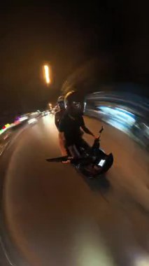 Dikey video. Motion Blur ve Timelapse Efekti Şehir Hız Konsepti için 360 derecelik Kamera kullanarak Gece Şehir Caddesinde Sürücü ve Yolcu