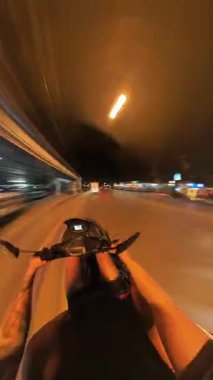 Dikey video. Boş Cadde 'de Gece Motosiklet Sürerken İlk Kişi Zaman Çizelgesi Yüksek Hızlı Şehir Seyahati Konsepti Motion Bulanıklığı ve Işık İzleri