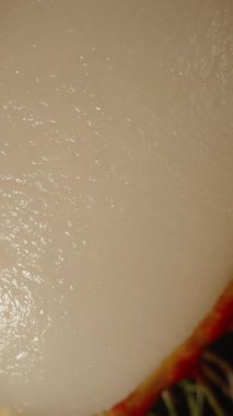 Dikey video. Açık Rambutan Yarı Düşen ve Dönen Hava Gösteren Beyaz Et ve Dikenli Kabuk Taze Egzotik Meyve Kavramı İçin Siyah Arkaplan Karşı Yavaş Hareket