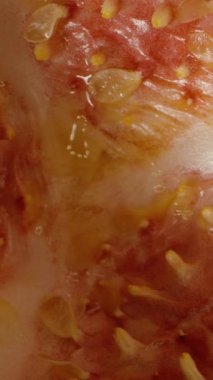 Dikey video. Boş Tutku Meyvesi Görünümü Dönen Makro Görünümü Sarı Tohumları Gösteren ve Yumuşak Odaklı ve Soyut Detay Konsepti ile Kırmızı Pulp Dokusu