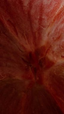 Dikey video. Kameranın Uzaklaşması Yavaş Hareket Etkisi Oluştururken Koyu Kırmızı İç Yüzeyi ile Boş Mangosteen Kabuğunun Genel Görünümü