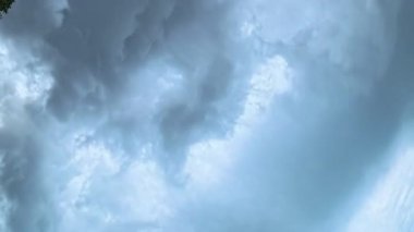 Yoğun Mavi Bulutların Düşük Açı Görünümü Zaman Çizelgesinde Yuvarlanıyor Okyanus Dalgalarının Gökyüzünde Hareket Ettiği İllüzyonunu Yaratıyor. Doğa Doğayı Taklit Ediyor