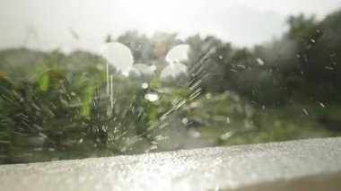 Beyaz Yüzeyde Parlak Mercek Alevleri ve Yumuşak Arkaplanlı Dramatik Su Damlacıkları Yavaş Çekimde Patlıyor