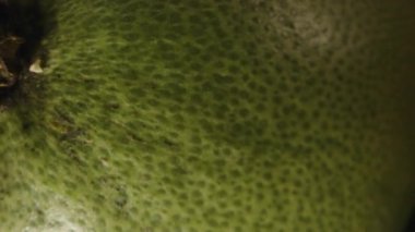 Pomelo 'nun Düşüşünün ve Dönüşümlü Orta-Havanın Siyah Citrus Hareketi ve Taze Dokuya Karşı Yumuşak Yeşil Cilt ve Kök Merkezli Çekiminin Yakın Çekimi