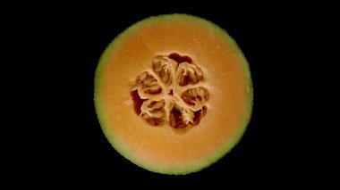 Turuncu Et ve Kümelenmiş Tohumlar ile Kavun Çapraz Bölüm Üst Görünümü Kusursuz Dönüşümlü Siyah Arkaplanda İzole