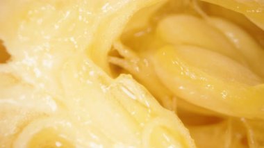 Kavunun Dönen Makro Yakın Çekimi Parlak Sarı Pullar ve Yumuşak Girdap Hareketindeki Yumuşak Doku ve Nemli Yüzey Tohumları