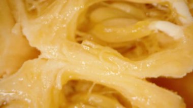 Dönen ve Düşen Kavun 'un Dolly Kaydırma Kapanışı Yarı Portakal Suyu ve Tohum Çekirdeği Pürüzsüz Dairesel Şekil ve Yeşil Kabuklu