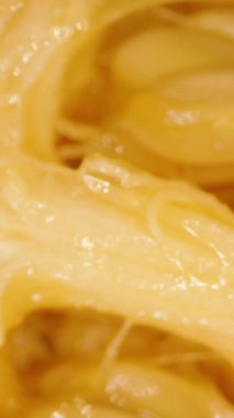 Dikey video. Dönen ve Düşen Kavun 'un Dolly Kaydırma Kapanışı Yarı Portakal Suyu ve Tohum Çekirdeği Pürüzsüz Dairesel Şekil ve Yeşil Kabuklu