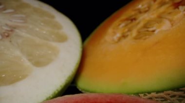 Guava Dragon Fruit Passion Kiwi Pomelo ve Mango dahil olmak üzere çeşitli tropikal meyvelerin Dolly Kaydırıcı Yakın Çekimi Kara Arkaplan üzerine renkli bir kümede düzenlendi