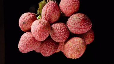 Çember Dönüşümünde Siyah Arkaplanda Yapraklı Olgun Litchiler