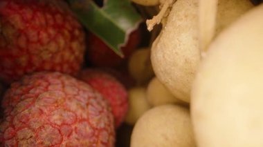Taze Lychee ve Longan Meyveleri Doku ve Renk Kontrastı Kontrastlı Kümelenmiş, Dolly Kaydırma Hareketi Kullanılarak Yakından Çekildi