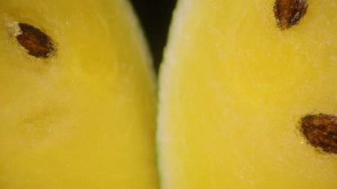 Olgun Sarı Karpuz Çekimini Yakın Çekim Görünür Tohumlar ve Stüdyo Işığı Altında Canlı Dokuma Stüdyo Işığı Altında, Makro Zoom