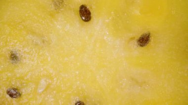 Sarı Karpuzun Makro Zoom Çekimi Yarı Yavaş Dönüyor ve Görünür Tohumlarla Düşüyor Ve Sulu Yüzey Altında Dramatik Aydınlatma Siyah Arkaplanda